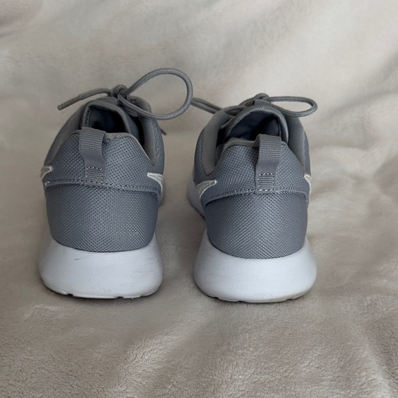 Nike Light Gray Sneakers with White Logo - Picture 4 of 10